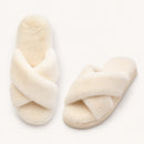 Detalhes das tiras cruzadas e pelúcia da Pantufa Cloud Cross em fundo de catálogo