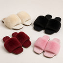 Cores off-white, preto, bordô e rosa da Pantufa Nuvem Luxe em fundo de catálogo