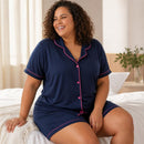 Pijama plus size feminino azul-marinho com vivo rosa em modelo
