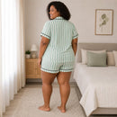 Pijama plus size feminino verde-sálvia listrado, vista das costas