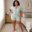 Pijama plus size feminino verde-sálvia listrado em modelo, vista frontal