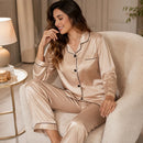 Detalhes da gola, botões, bolso e acabamento do Pijama de Seda Lumier Champagne