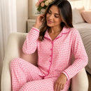 Detalhes da gola, botões e punhos do Pijama Xadrez Rosa Aurora