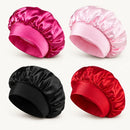 Touca Satin Glow nas cores pink, rosa-claro, preto e vermelho em fundo de catálogo