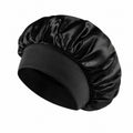 Touca de Cetim Satin Glow na cor Preto em fundo de catálogo