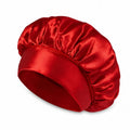Touca de Cetim Satin Glow na cor Vermelho em fundo de catálogo