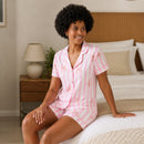 Pijama Teddy Rosé feminino em pose natural mostrando o caimento